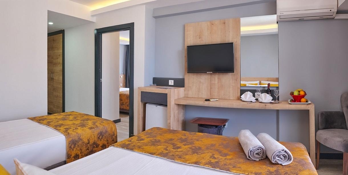 Clover Magic Park Side Hotel7