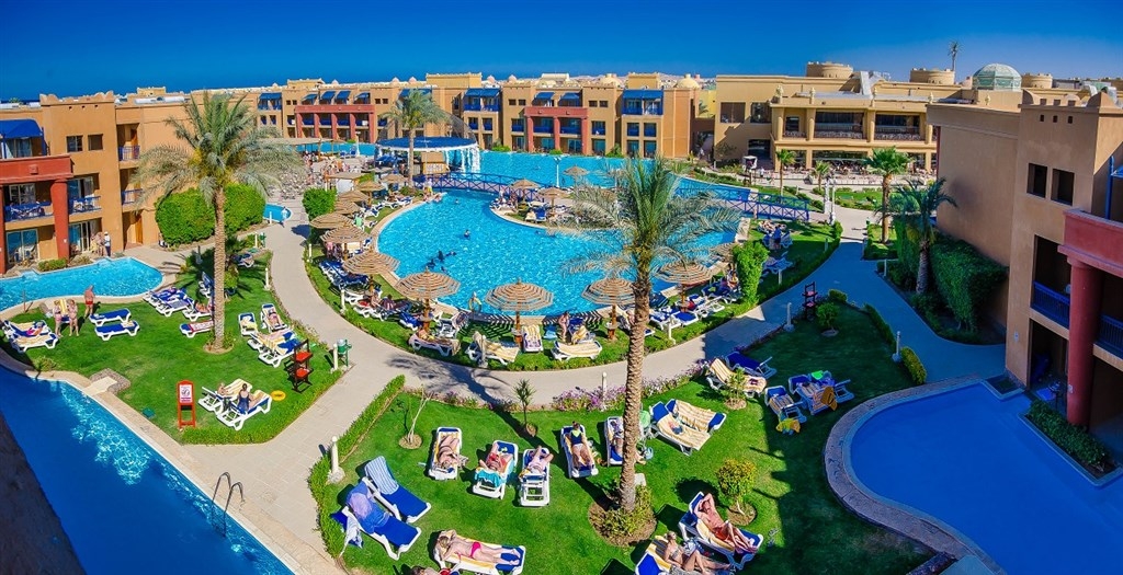 hotel Kairó + Titanic Palace