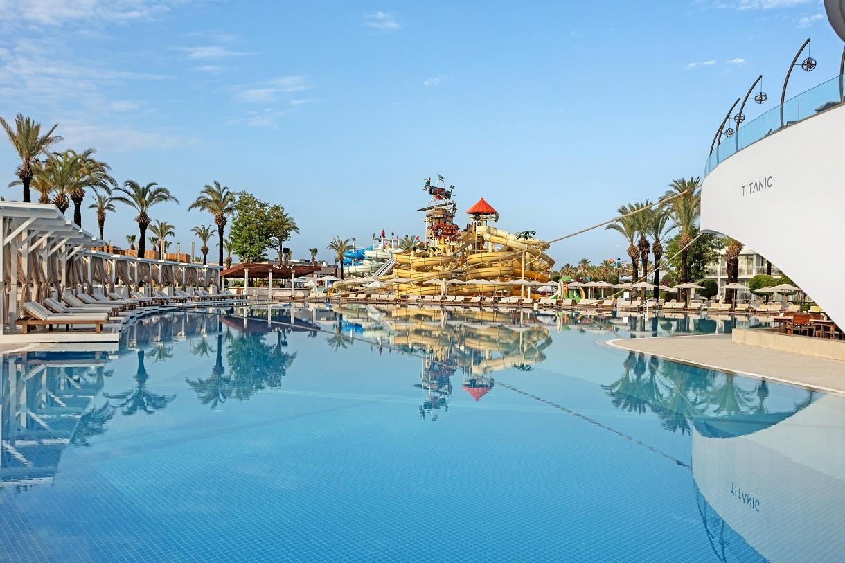 Titanic Deluxe Lara18