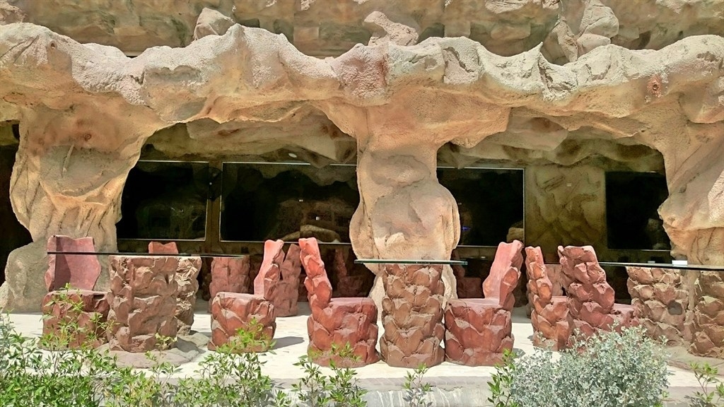 Kairó + Caves Beach Resort12