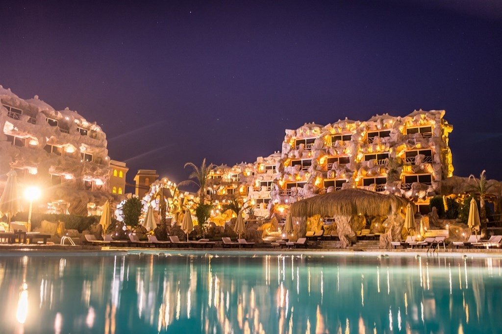 Kairó + Caves Beach Resort22