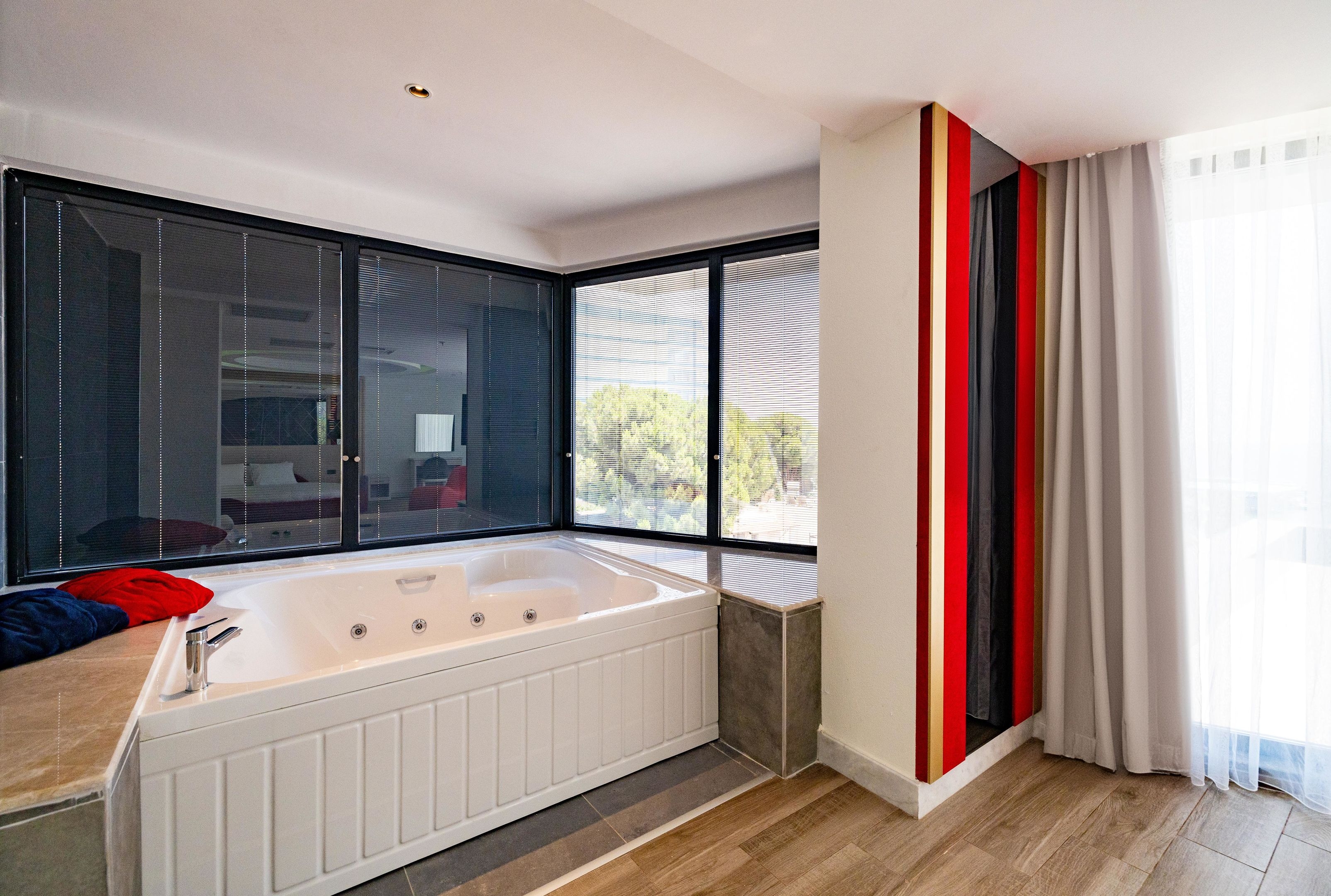 Granada Luxury Red51