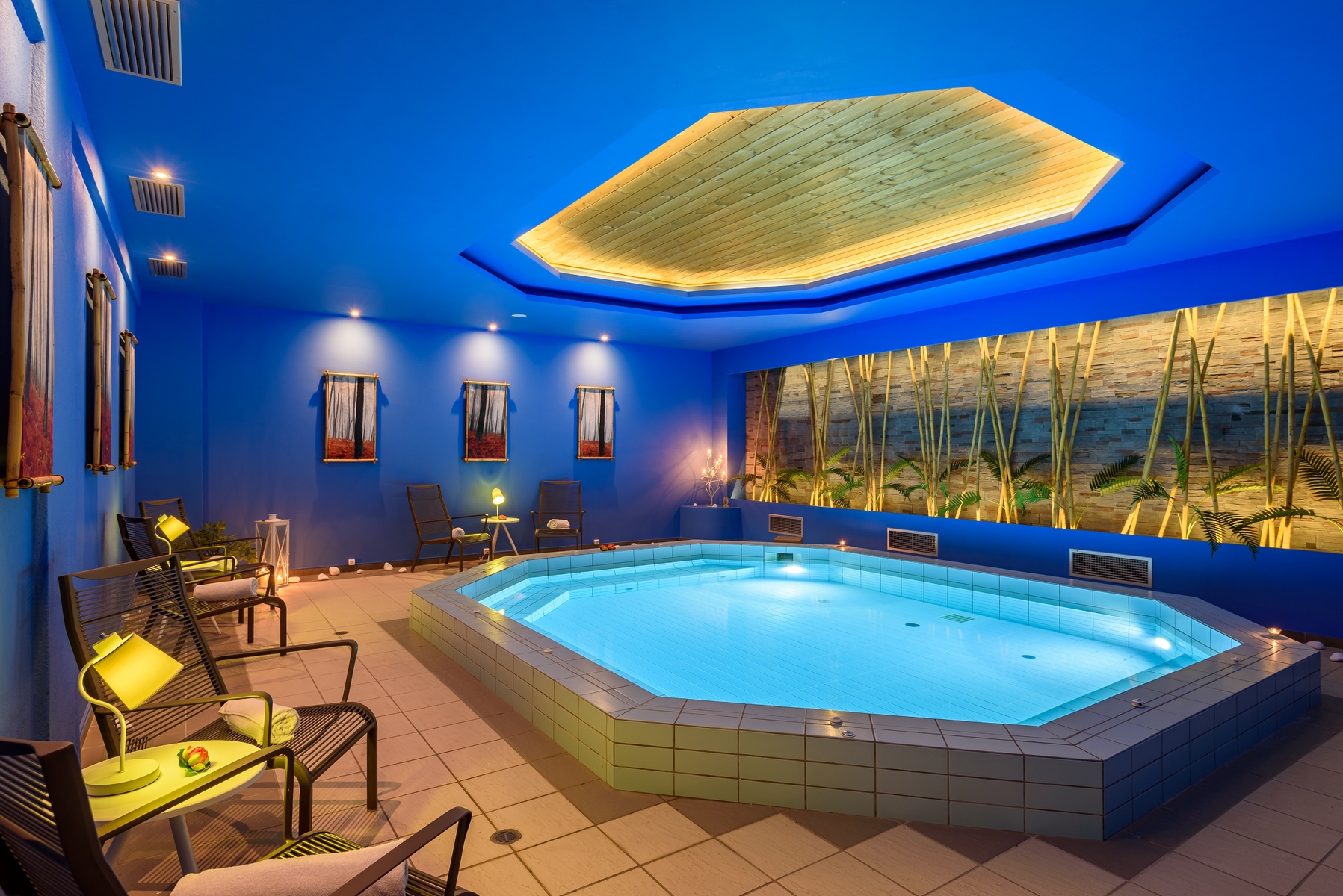 Spa indoor jacuzzi