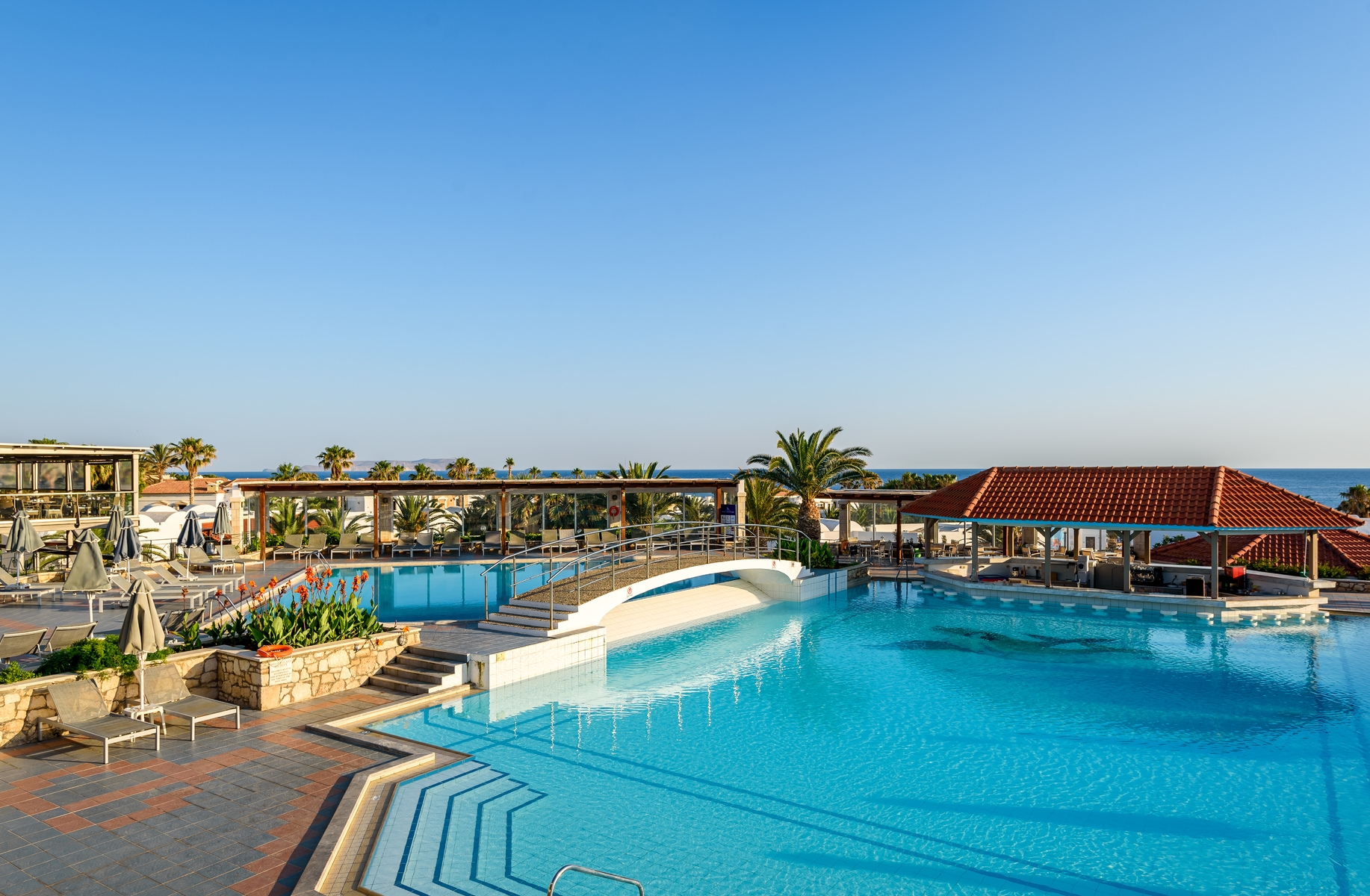 Lazy swimming pool & pool bar